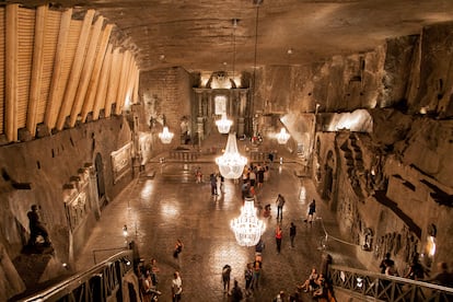 Minas de sal de Wieliczka (Polonia). A unos 14 kilómetros de Cracovia, las minas de sal de Wieliczka están consideradas entre las más antiguas del mundo: llevan siendo explotadas desde el siglo XIII. Un inquietante mundo de pozos y cámaras de sal esculpido íntegramente a mano y famoso por las propiedades conservantes y curativas de su microclima. Tienen una profundidad de 327 metros y su longitud supera los 300 kilómetros. Una ciudad de sal en las profundidades con esculturas de halita, relucientes muros y la capilla de Santa Cunegunda, que los mineros tallaron con brillantes cristales de sal —incluidos el altar, los santos y las lámparas de araña— a lo largo de 70 años.