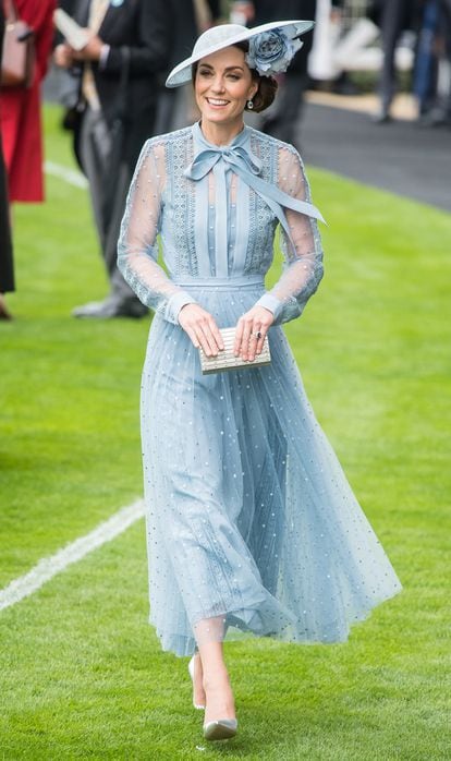 Este de Elie Saab combinado con sombrero de Philip Treacy y zapatos de Gianvito Rossi conforman un look ganador que acaparó todas las miradas en las carreras Ascot de 2019.