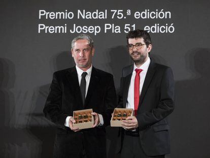 Guillermo Martínez, ganador del Nadal 2019 (izquierda) y Marc Artigau, que obtuvo el Josep Pla. 