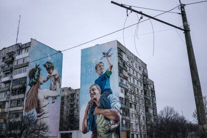 Murales en unos edificios de Bajmut con múltiples daños causados por la ofensiva rusa en Ucrania, el 12 de enero.