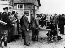 Judíos extranjeros en el campo francés de tránsito de Pithiviers, en 1941. 