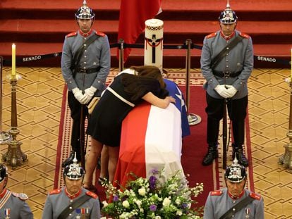 Magdalena y Cecilia Piñera, hijas de Sebastián Piñera, se lamentan sobre el féretro que contiene los restos del expresidente, en la antigua sede del Congreso en Santiago, el 7 de febrero.