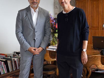 Marc Puig y Dries Van Noten, en la foto oficial de la nueva alianza.