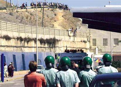 Incidentes entre jóvenes de la barriada ceutí del Príncipe y guardias civiles, en agosto de 2001, por la retención de marroquíes en la frontera de El Tarajal.