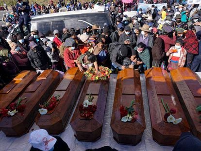 Siete ataúdes de personas asesinadas en el pueblo de Chiquix, Guatemala, el 20 de diciembre de 2021.  Al menos 13 personas murieron entre ellas mujeres, niños y un policía, en un disputa de tierras entre pueblos indígenas.