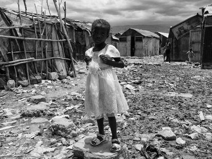 Una niña frente a su vivienda en el barrio informal de Cité Soleil en Puerto Príncipe. Agosto 2013. 