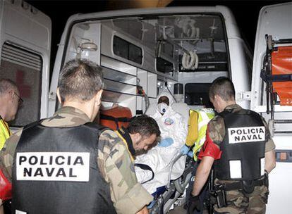 Uno de los piratas detenidos en el Índico es trasladado ayer en ambulancia a un hospital tras su llegada a Madrid.