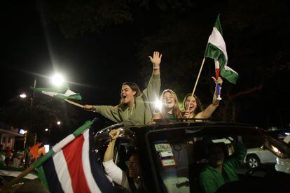 Simpatizantes de partidos políticos de Costa Rica celebran tras el cierre de mesas en las elecciones presidenciales el domingo, en San José.