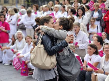 Dos mujeres se besan frente a una manifestaci&oacute;n en contra del matrimonio gay 