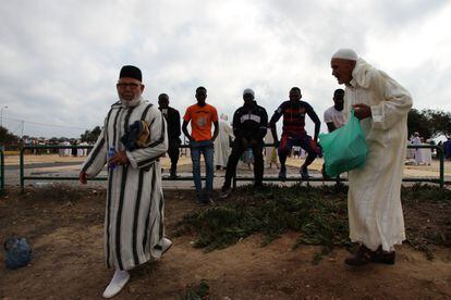 Algunos solicitantes de asilo que actulamente permanecen acogidos en el CETI de Melilla también han acudido al rezo. Los pasos fronterizos han amanecido sin el habitual trasiego de ciudadanos marroquíes que a diario cruzan la frontera para hacer sus compras en la ciudad autónoma.