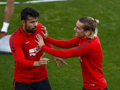 Antoine Griezmann y Diego Costa durante el &uacute;ltimo entrenamiento realizaden el Cerro del Espino de Majadahonda.