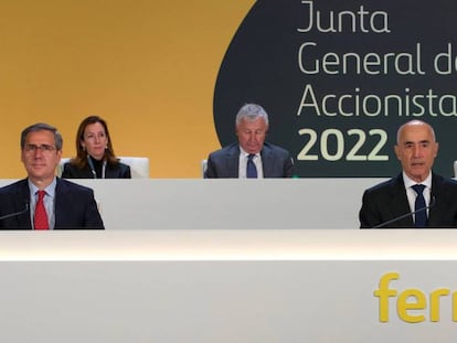 El CEO de Ferrovial, Ignacio Madridejos, junto al presidente Rafael del Pino, en la junta de accionistas. 