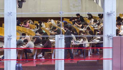 Una classe a la Universitat Pompeu Fabra, en una imatge d'arxiu.