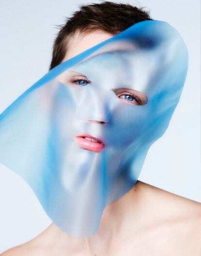 Portfolio para el extra de belleza de febrero 2024. ©Txema Yeste    ----PIEFOTO----     Los médicos ya hablan de “huella estética”. En las ecografías dentales fue donde aparecieron primero unas masas blanquecinas pegadas al hueso que resultaron ser bolsas de ácido hialurónico y otras sustancias utilizadas en procedimientos estéticos.