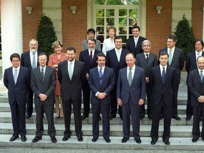 Foto de familia del Gobierno de José María Aznar, ante la puerta del Palacio de la Moncloa, en abril del año 2000.