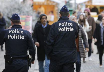 Dos policías en un mercado navideño de Bruselas.