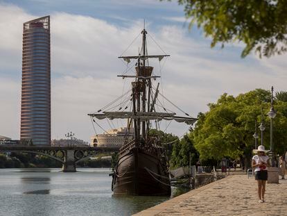 Réplica de la nao 'Victoria', ayer en el  muelle de Marqués de Contadero, en Sevilla.