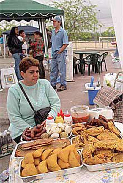 Una mujer vende comida en el parque David González Rubio.