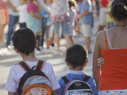 Alumnos en la entrada de un colegio de Sevilla.