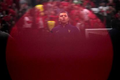 Kylian Mbappé, calentando antes del partido frente a Marruecos en las semifinales del Mundial de Qatar. 