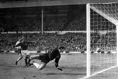 En la final del Mundial de 1966 entre Inglaterra y Alemania, el árbitro concedió gol en este tiro del inglés Hurst. Con este tanto los británicos forzaron la prórroga tras la cual vencieron por 4-2 y levantaron su primera y única Copa del Mundo.