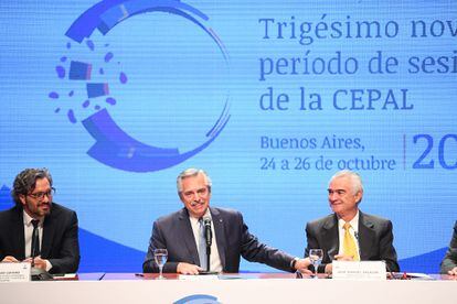 Santiago Cafiero (izq.), Alberto Fernández y José Manuel Salazar-Xirinachs en la apertura de sesiones de la Cepal en Buenos Aires el lunes.