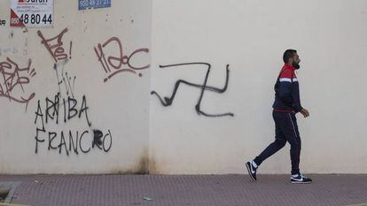 Pintadas en una fachada de una calle del municipio almeriense de El Ejido.