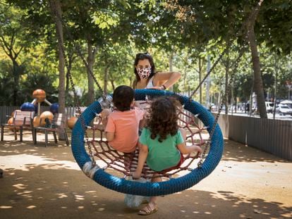 Barcelona ha comenzado a desprecintar los parques infantiles durante la desescalada de la pandemia de coronavirus.