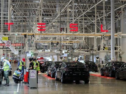 Los operarios trabajan en la gigafábrica de Tesla en Shanghái (China).