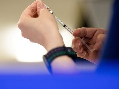 Una enfermera preparaba una vacuna del coronavirus en Míchigan, Estados Unidos, el 8 de abril.