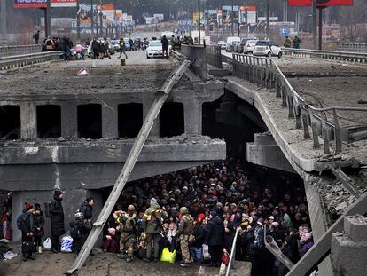 Varios miles de personas escapan del asedio ruso a través de un puente destruido entre Irpin y Kiev, el 5 de marzo.
