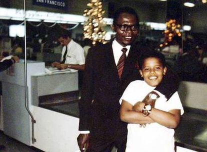 Barack Obama, con su padre (del mismo nombre), durante una visita, probablemente en 1971, a los ocho años de haber dejado a la familia.