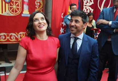 La presidenta de la Comunidad de Madrid, Isabel Díaz Ayuso, junto a su pareja, el peluquero Jairo Alonso.