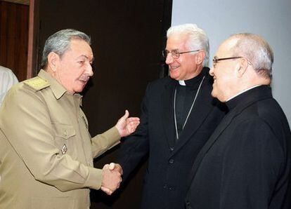 El presidente de Cuba, Raúl Castro, saluda al cardenal cubano, Jaime Ortega, y al presidente de la Conferencia de Obispos Católicos, Dionisio García Ibáñez.