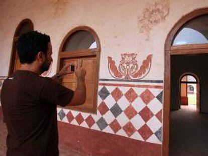 Fotografía tomada en agosto de 2010 en la que se observa a un turista al registrar las pinturas del santuario jesuítico de San José de Chiquitos, departamento oriental de Santa Cruz (Bolivia). EFE/Archivo