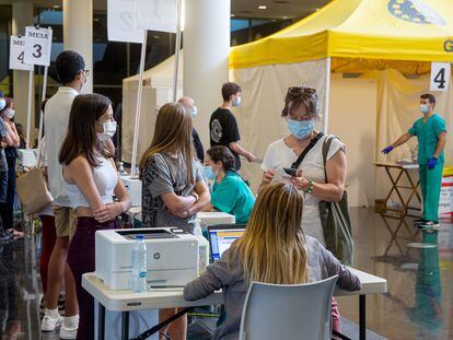 Vacunación en el Riojaforum de Logroño, este domingo.