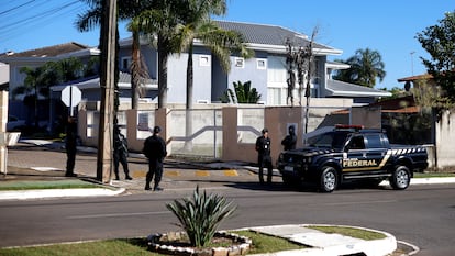 Oficiales de la Policía Federal hacen guardia cerca de la casa del expresidente brasileño, Jair Bolsonaro, durante un registro sorpresa este miércoles.