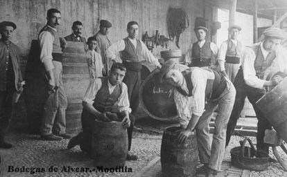 Trabajadores de la bodega a principios del siglo XX.