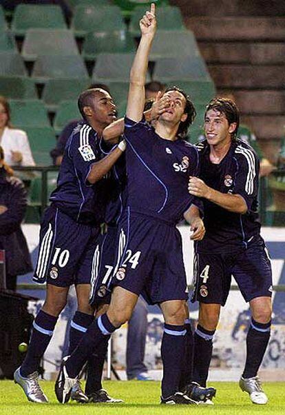 Mejía celebra su gol arropado por Robinho, a su derecha, y Sergio Ramos.