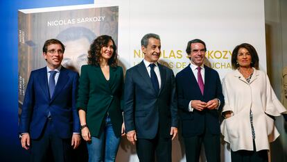 Nicolas Sarkozy, expresidente de Francia, en el centro, junto al alcalde de Madrid, José Luis Martínez Almeida, la presidenta de la Comunidad, Isabel Díaz Ayuso, el expresidente del Gobierno, José María Aznar y su mujer y exalcaldesa de la capital, Ana Botella, este lunes en el hotel Ritz de Madrid.