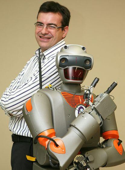 Oriol Torres con su robot Reem B.