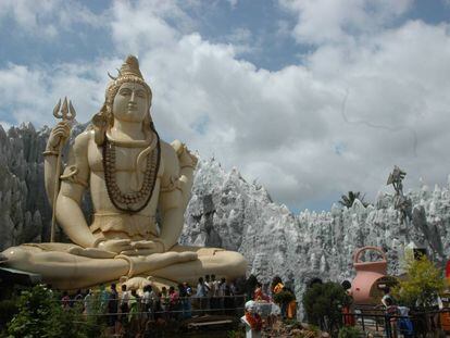Estatua de Shiva en el templo dedicado a esta deidad, en Bangalore.