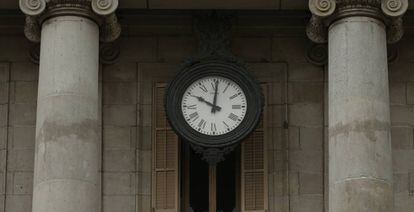 Reloj en el ayuntamiento de Barcelona a la hora en que acababa el plazo dado por el Gobierno a Puigdemont.