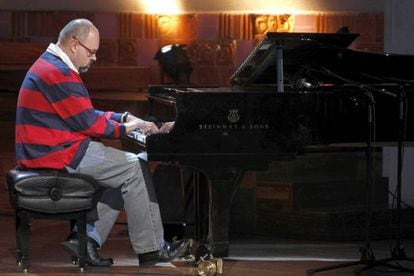 Carlos Ruiz Zafón, tocando el piano en le Palau de la Música.