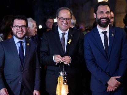 Quim Torra, en el centro, junto a Roger Torrent (derecha) y Pere Aragonés.