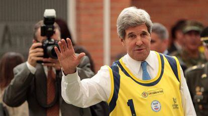 John Kerry, saluda durante su visita a soldados colombianos.