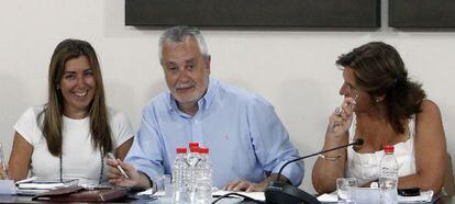 Susana Díaz, José Antonio Griñán y Rosa Torres, en la sede del PSOE.