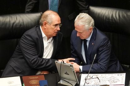 El diputado Santiago Creel (derecha) con el senador Julen Rementería en el Senado, el 18 de julio.