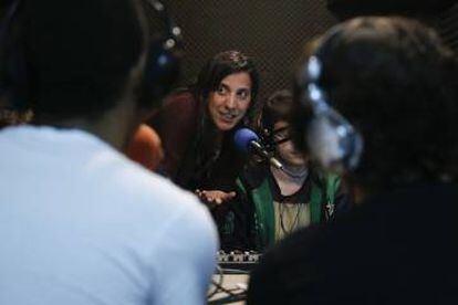 Candela Rossi, de Radio Almenara, da explicaciones a los miembros del taller.