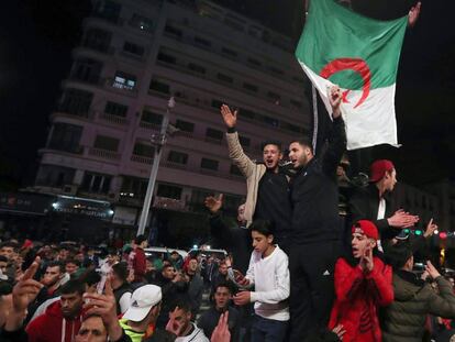 Celebraciones en Argel tras la renuncia de Buteflika, este martes. En vídeo, cinco claves para entender la crisis política en Argelia.